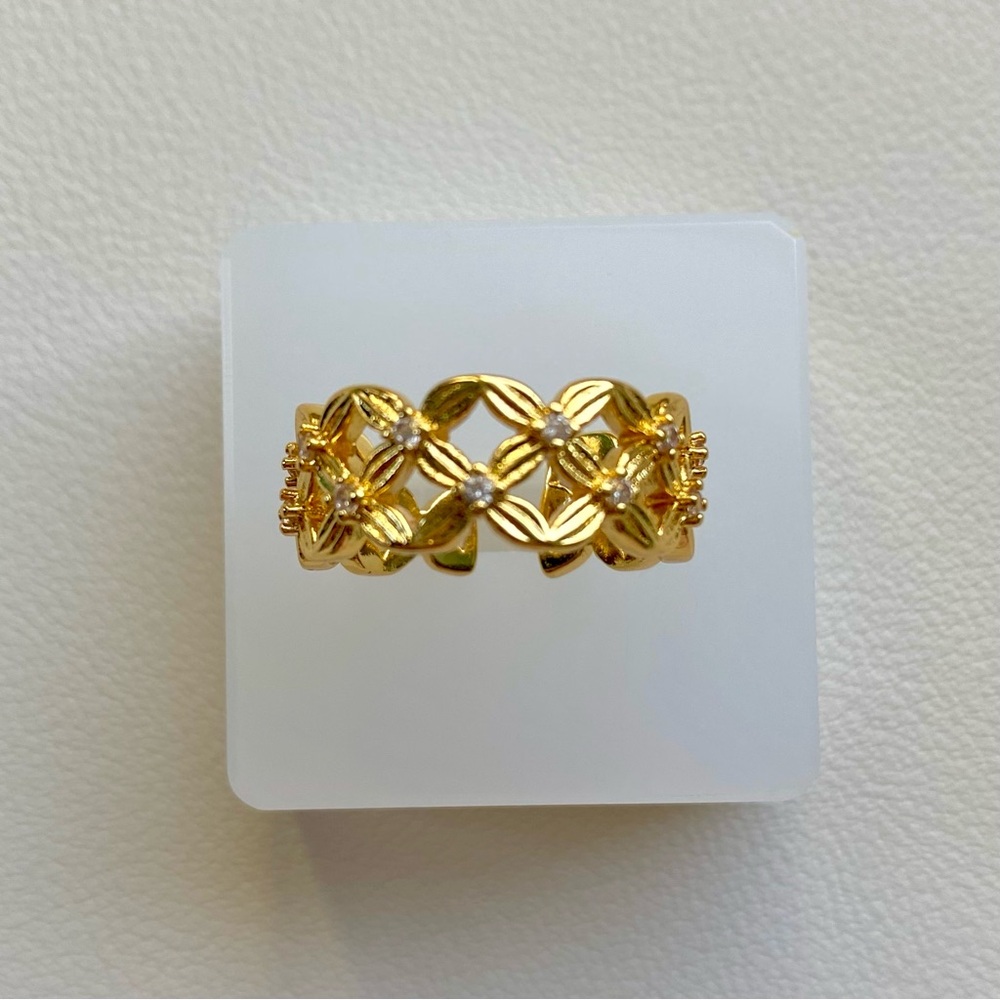 Elegant Gold Floral Ring